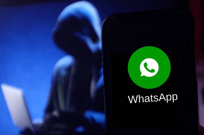 Tentang Layanan Social Spy WhatsApp