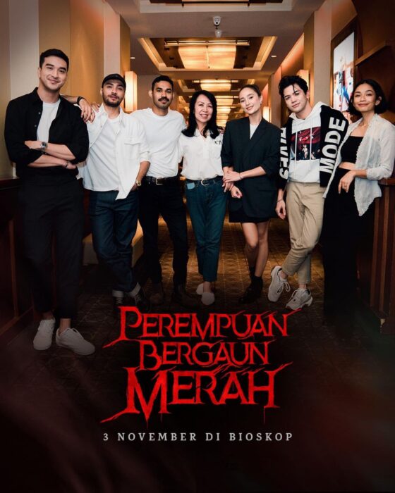 Pemain Nonton Film Horor Perempuan Bergaun Merah