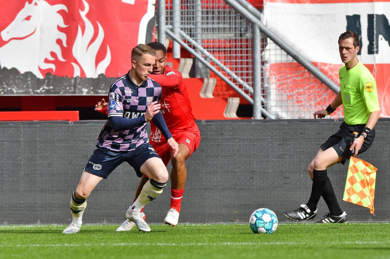 Mees Hilgers Berpotensi Absen di Laga FC Twente vs Go Ahead