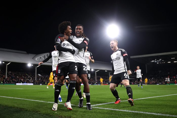 Fulham vs Brighton and Hove Albion, Dua Gol Alex Iwobi Pastikan