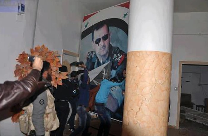 Potret Warga Hancurkan Patung Assad di Suriah, Kepalanya Putus