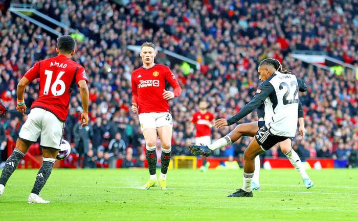 Fulham vs Brighton and Hove Albion, Dua Gol Alex Iwobi Pastikan