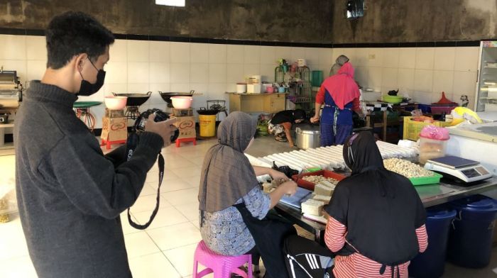 Team PMM UMM melakukan pemberdayaan pada mitra usaha kain